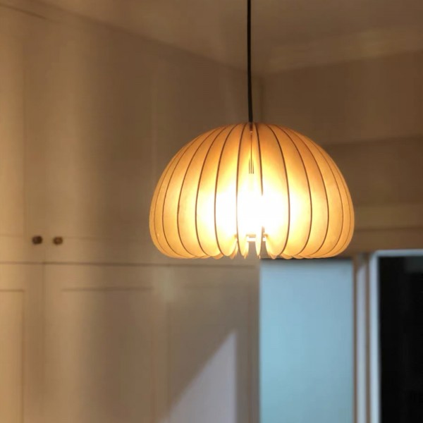 قلادة خشبية على شكل فطيرة