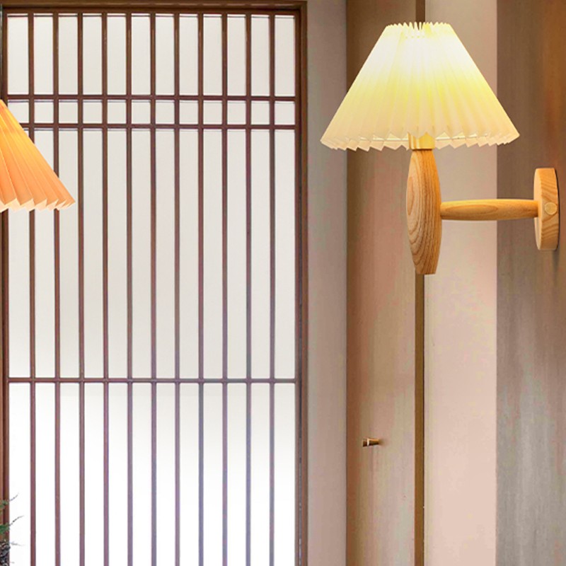 مصباح حائط خشبي