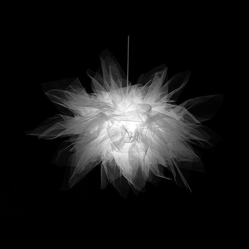 مصباح معلق من القطن الأبيض