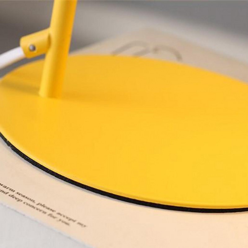 مصباح طاولة مفعم بالحيوية