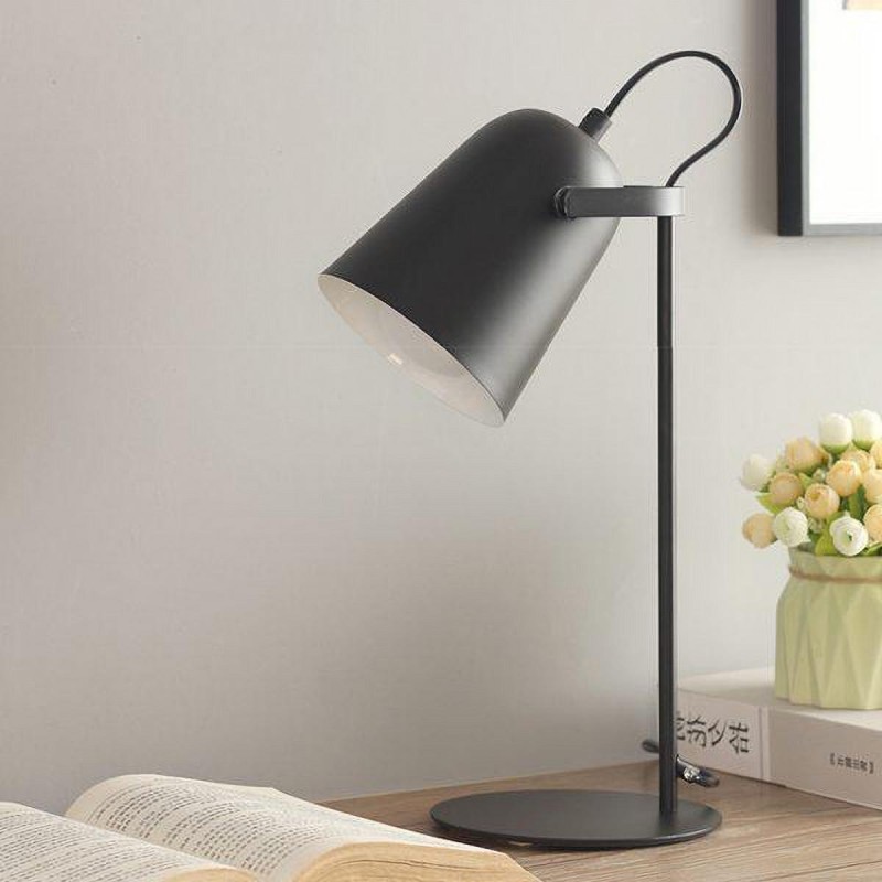 مصباح طاولة مفعم بالحيوية