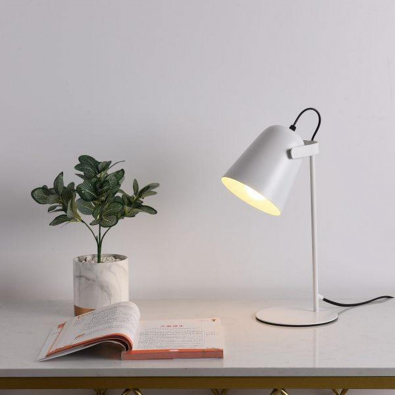 مصباح طاولة مفعم بالحيوية