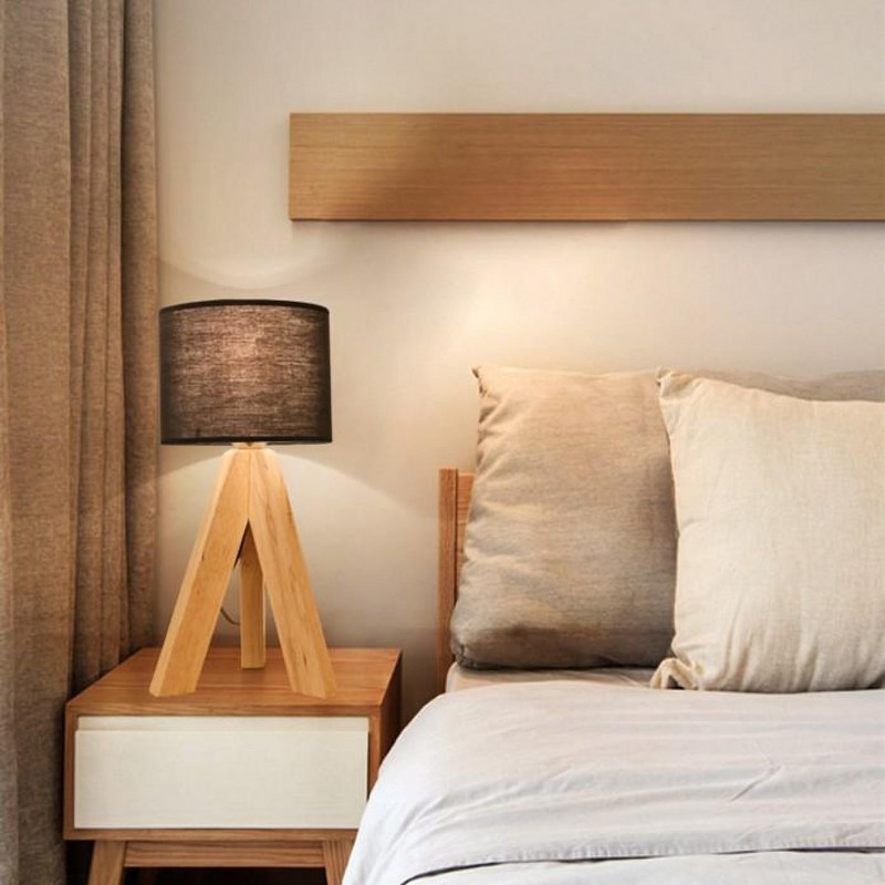 مصباح طاولة خشبي بسيط